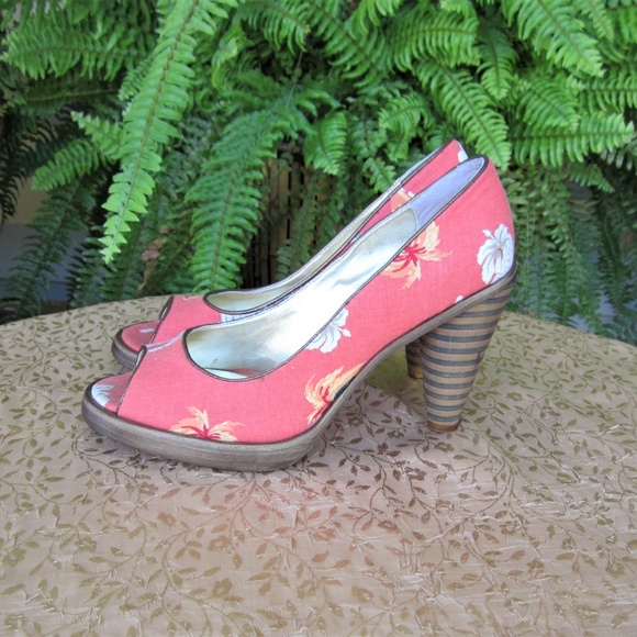 Poetic License Shoes - Poetic License London Peach Floral Cloth Heels 10